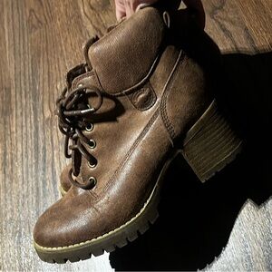 Boots with heel chunk